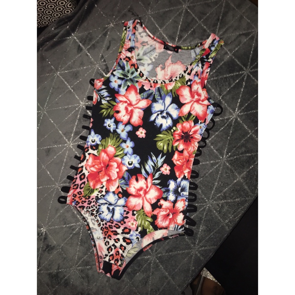 One piece flower top